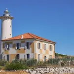 Coastal Comfort In A Cozy Seaview