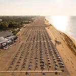 Coastal Comfort In A Cozy Seaview Апартаменты