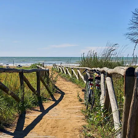 Апартаменты Coastal Comfort In A Cozy Side Sea View Бибионе